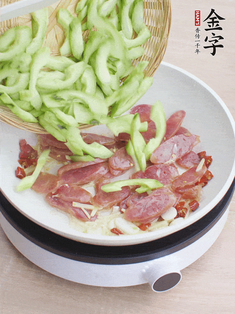 下香腸煸出油脂，放黃瓜翻炒。