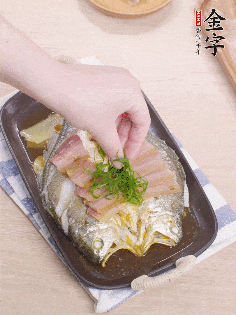 取出姜蔥，淋2勺蒸魚豉油，擺蔥絲。