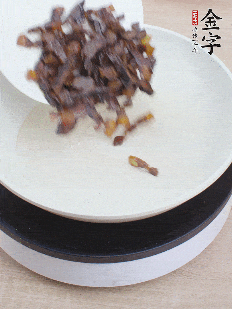 油熱倒醬油肉，編出香味。