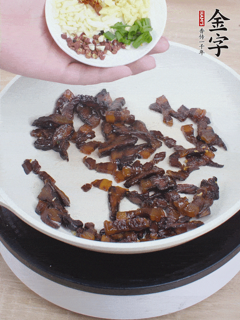 下蔥姜蒜、干辣椒、花椒粒炒香。