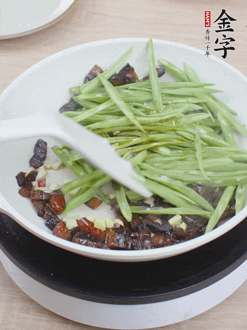 下豆角，生抽、雞精調(diào)味，炒到斷生。
