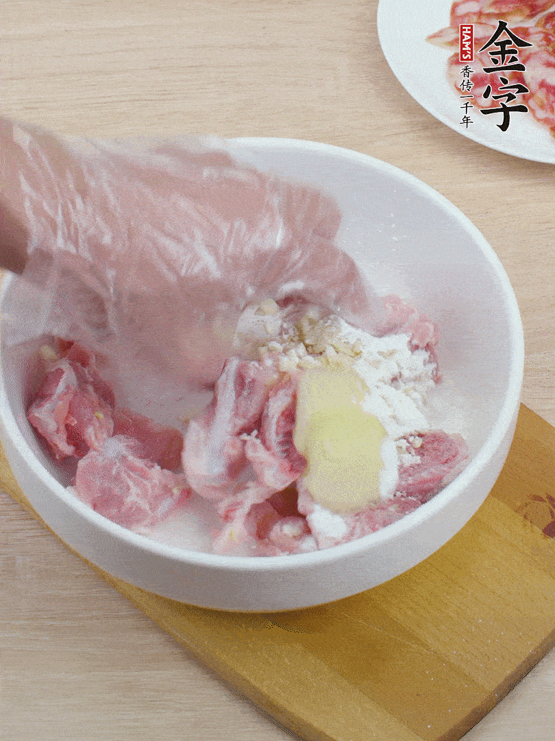 洗凈的小排，加鹽、姜、蒜末、淀粉、胡椒粉抓勻，腌制15分鐘。