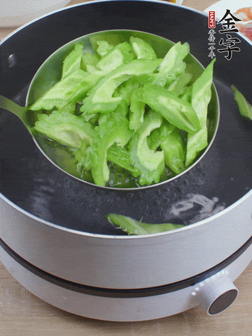 苦瓜去瓤切小塊，開水中加鹽汆燙30秒。