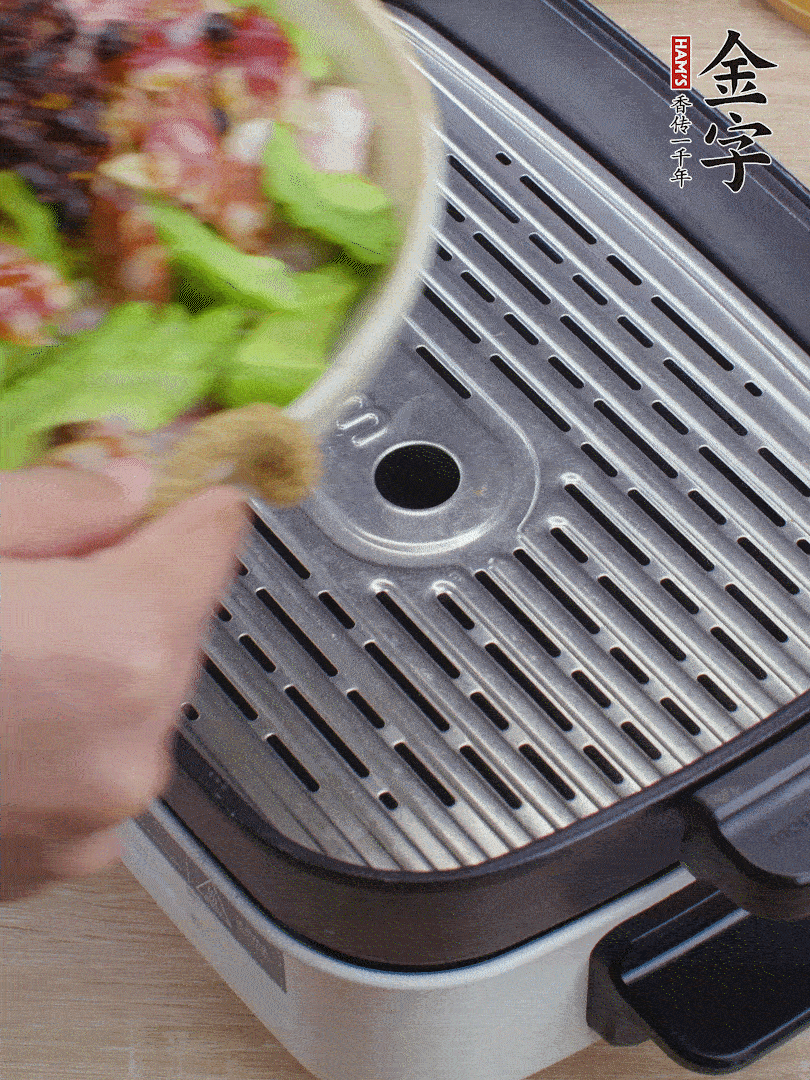 小排、苦瓜、香腸依次碼入，撒上豆豉蒸25分鐘。