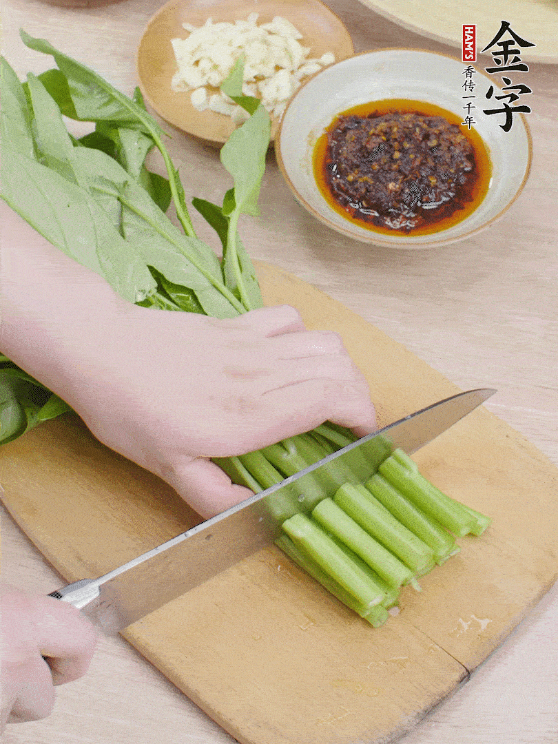 空心菜切段，大蒜拍碎切末。