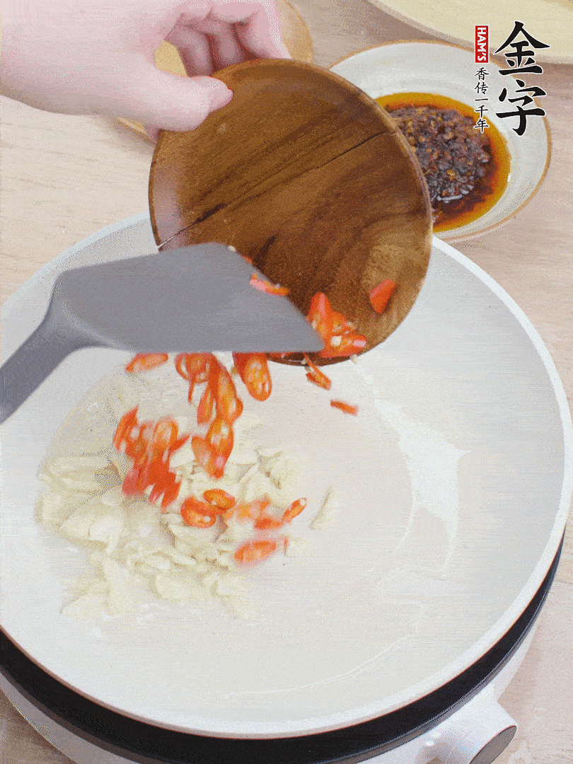 油熱煸香蒜末、辣椒。