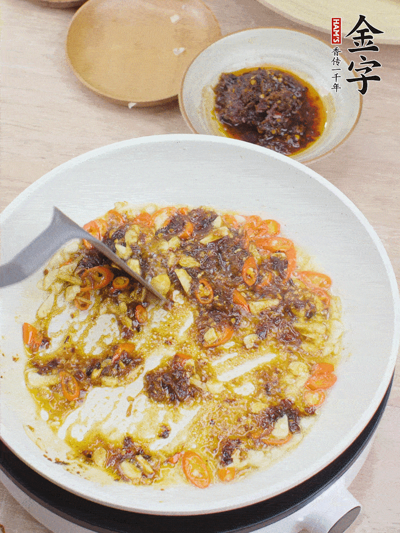 金字火腿干貝醬1勺翻炒均勻。