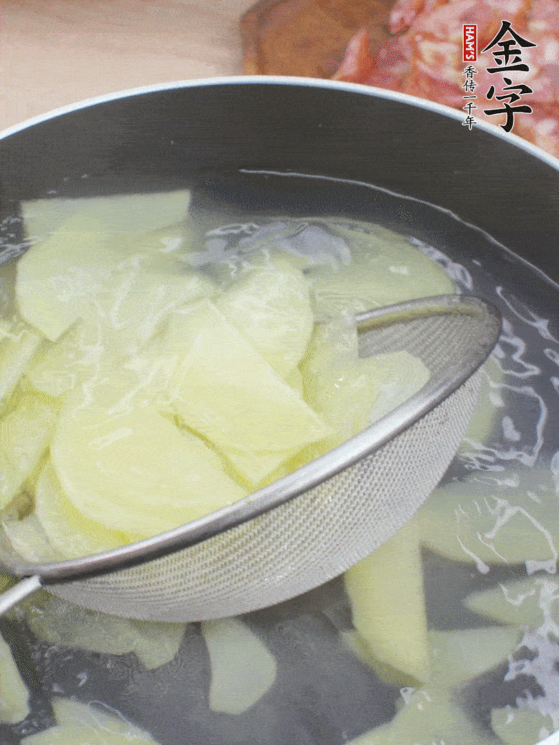 土豆去皮切片，汆燙1分鐘。香腸切薄片。