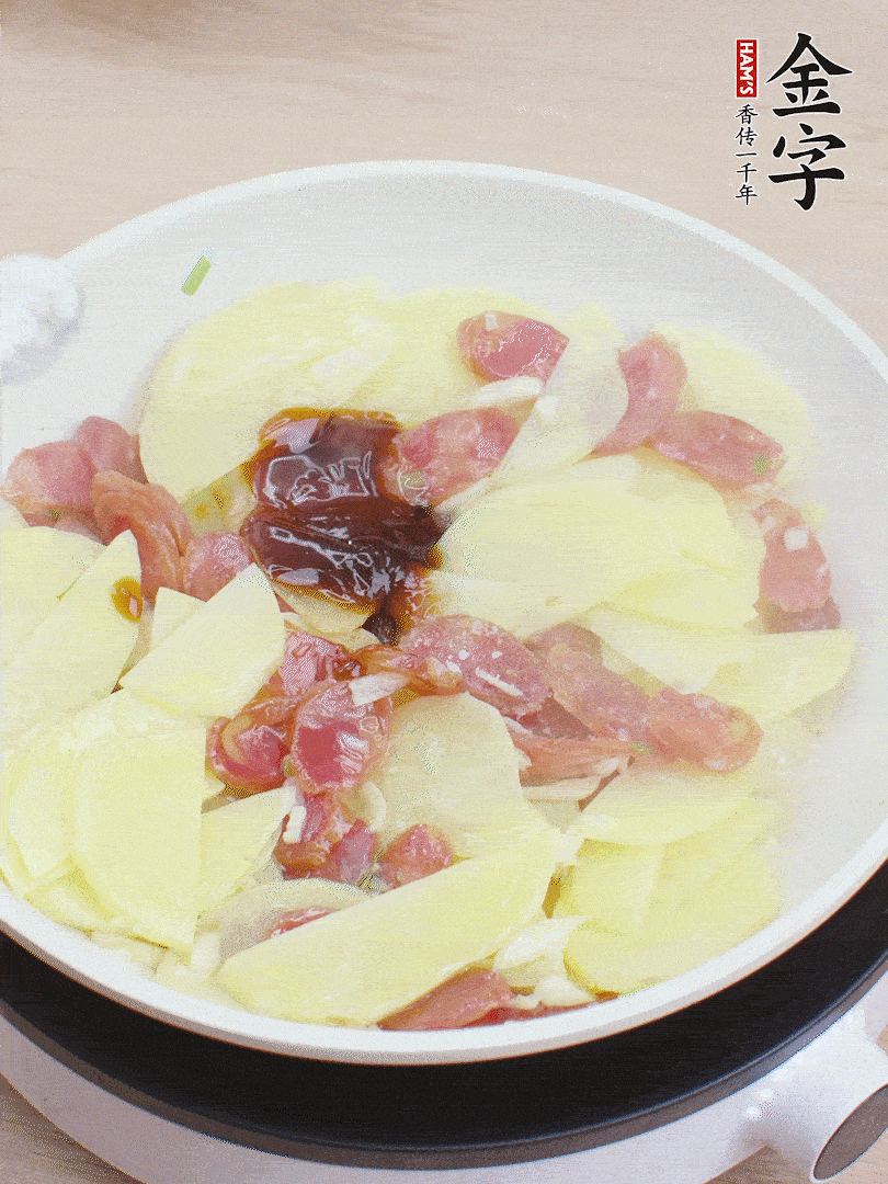 下土豆片，1勺生抽、1勺蠔油、1/3勺鹽、1/3勺糖炒至入味。