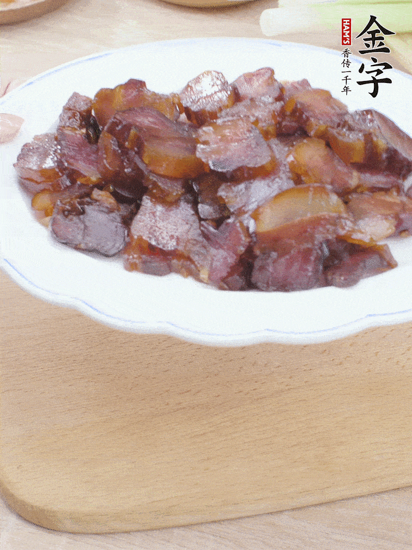 金字醬油肉水煮15分鐘，切薄片。