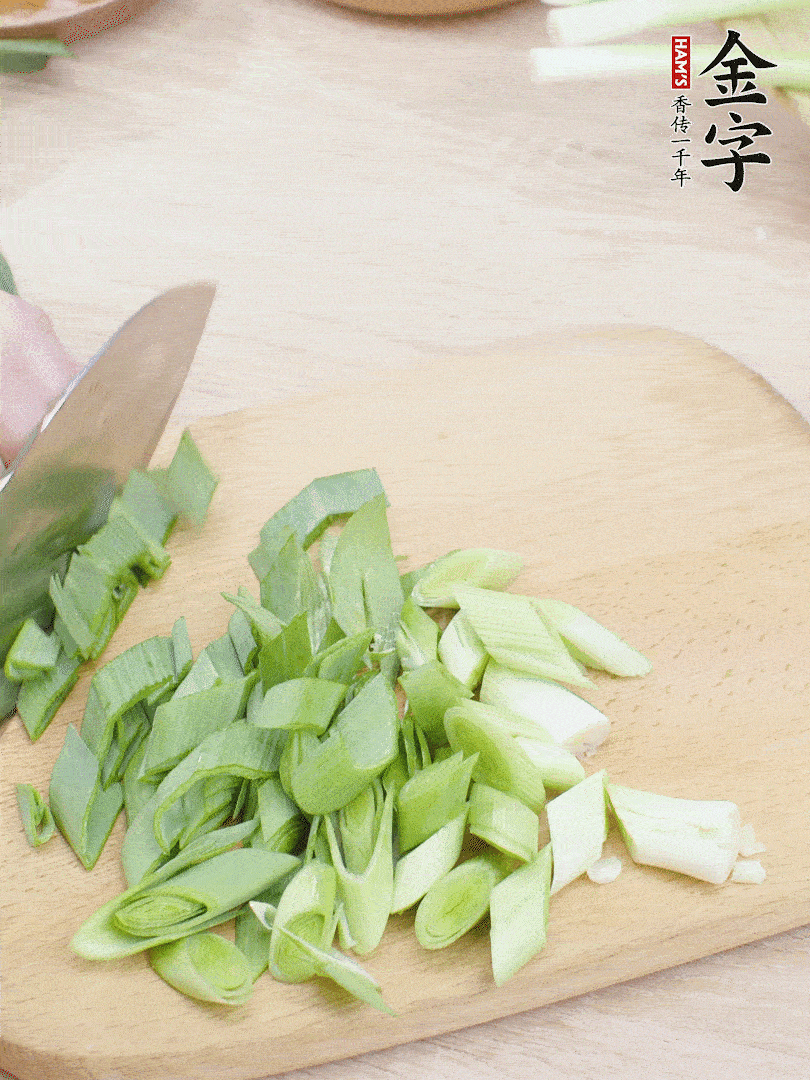 青蒜切段。（蒜白可以拍一下，再斜著切）