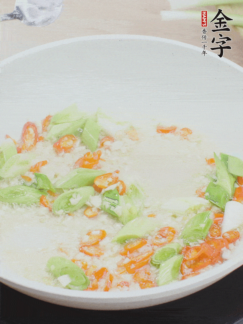 油5成熱時，下蒜末、辣椒、蒜白煸炒。