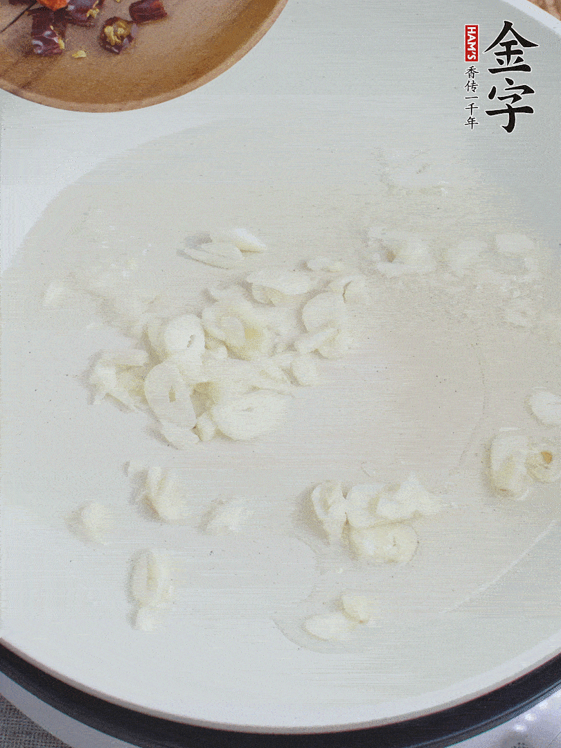 藕去皮，切成1cm見(jiàn)方的丁，放入清水浸泡。美人椒切圈。蒜切成末。