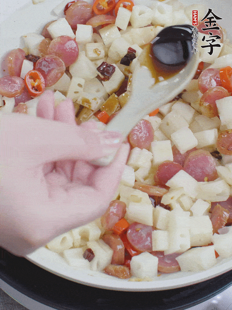 下藕丁，加生抽、香醋、白糖、鹽翻炒均勻。