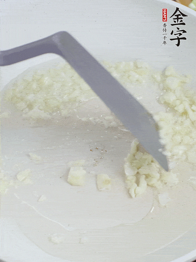 冷鍋熱油，下大蒜煎至兩面微黃。