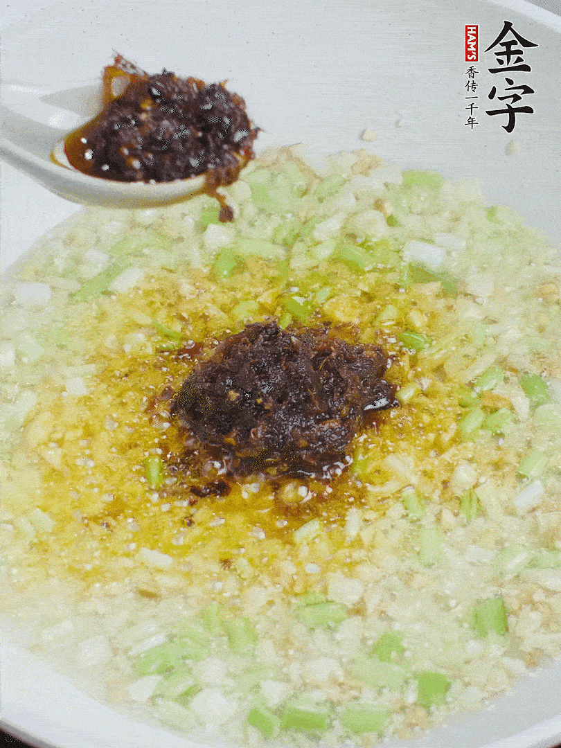 下蔥姜、1大勺金字火腿大師醬爆香。