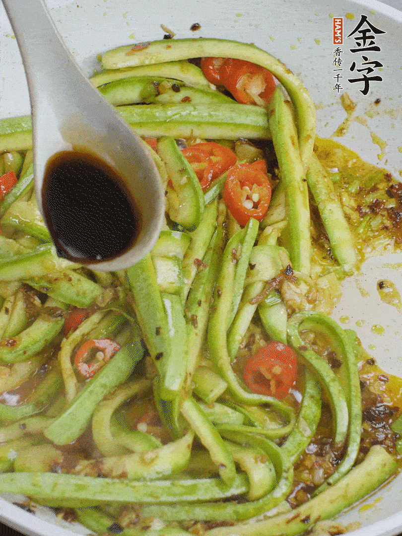 下西葫蘆，加1勺生抽、半勺蠔油、辣椒圈翻炒至斷生。