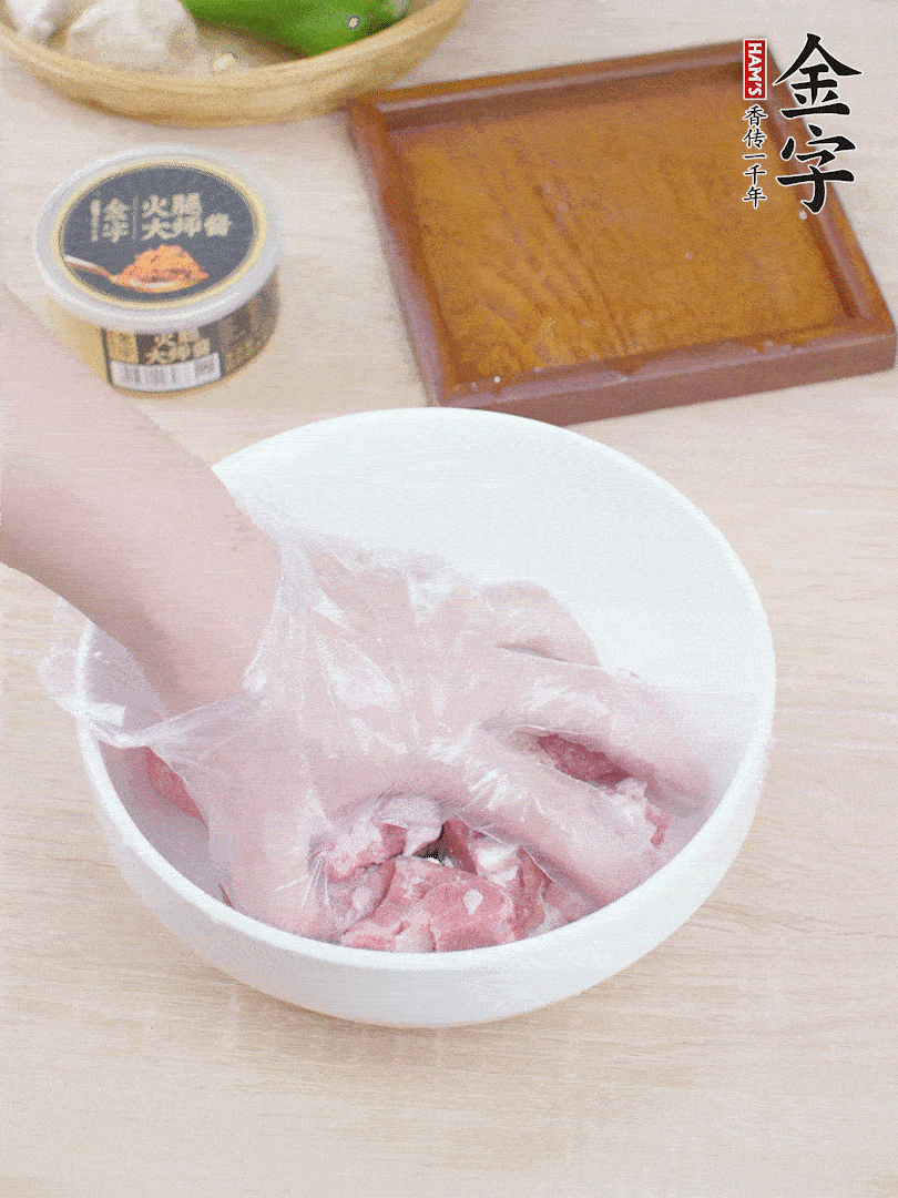 豬小排，加1勺料酒、1勺蠔油、1/3勺白胡椒粉、淀粉，抓拌均勻腌漬30分鐘。青椒去蒂去籽切塊。洋蔥去皮切塊。