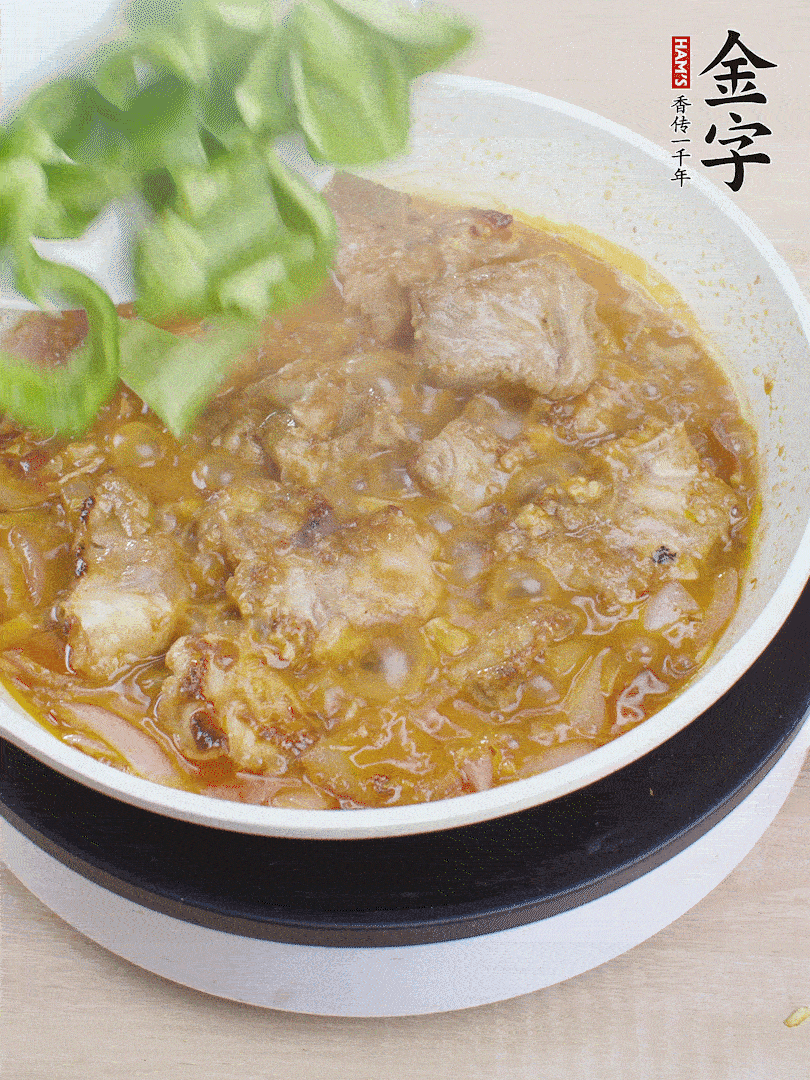 下青椒，翻炒炒至湯汁收干。