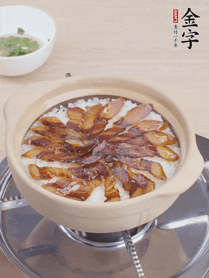 快收水時(shí)，鋪醬油肉，鍋邊淋點(diǎn)油，轉(zhuǎn)動(dòng)砂鍋，燜煮2分鐘。