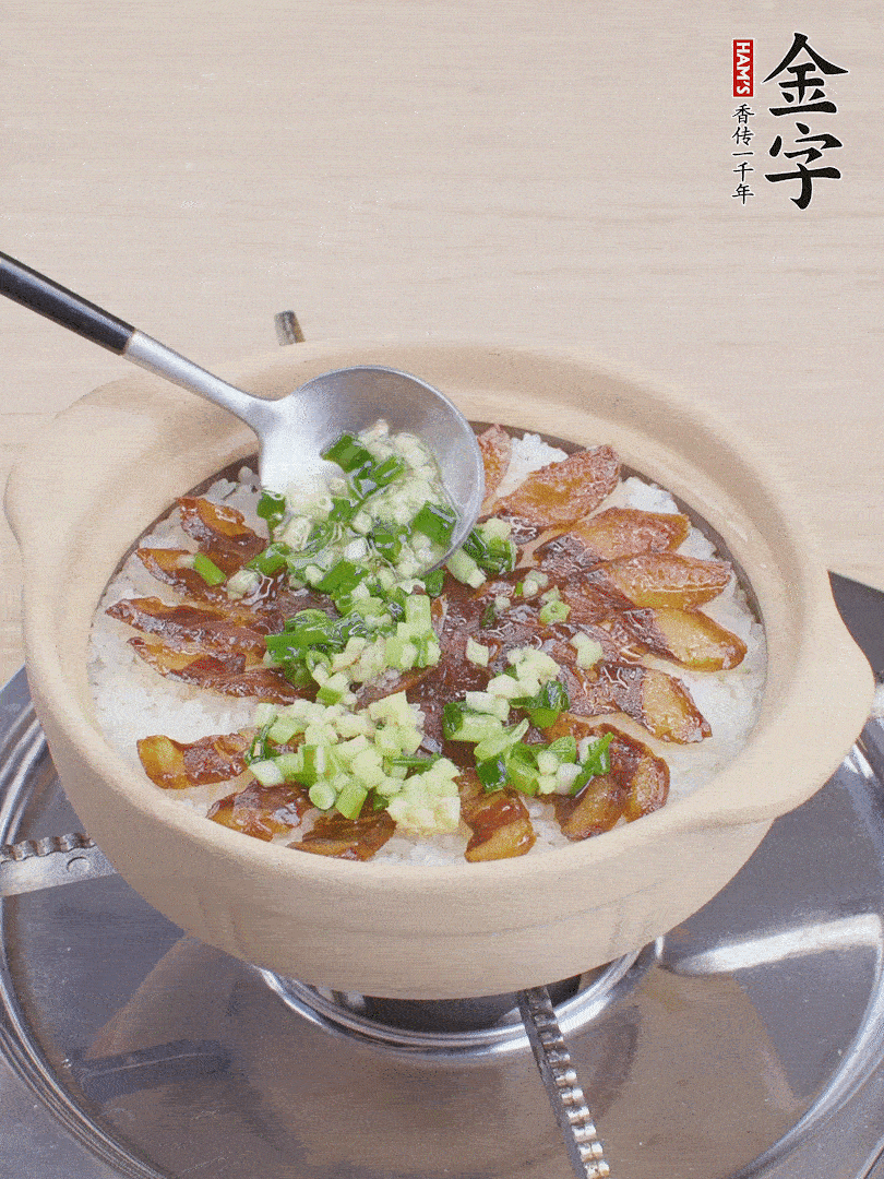 倒蔥姜醬再燜1分鐘。（也可以淋點(diǎn)生抽）