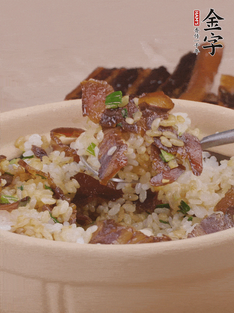 揭蓋后撒點(diǎn)蔥花裝飾，趁熱拌勻。