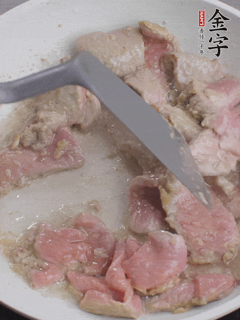 鍋中少油，下牛肉炒至變色。（盛出來）