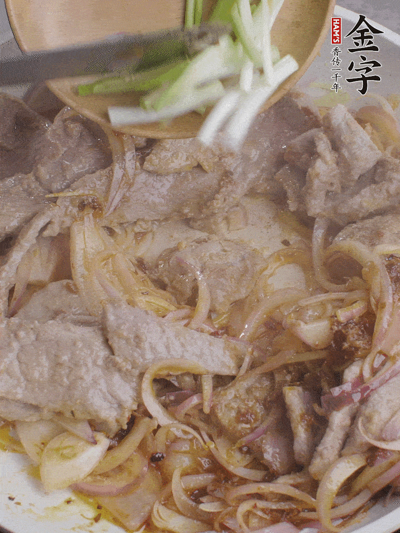 下牛肉、蔥段快炒。
