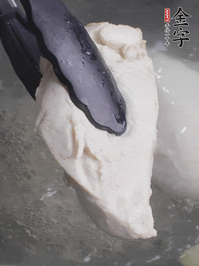 雞胸肉冷水下鍋，加姜片煮熟。過冰水撕成細絲。