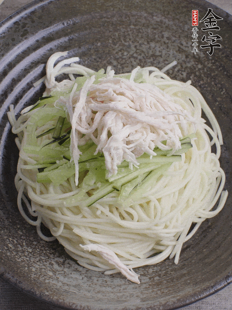 堿水面（熟）倒入大碗中，鋪上黃瓜絲、雞絲。