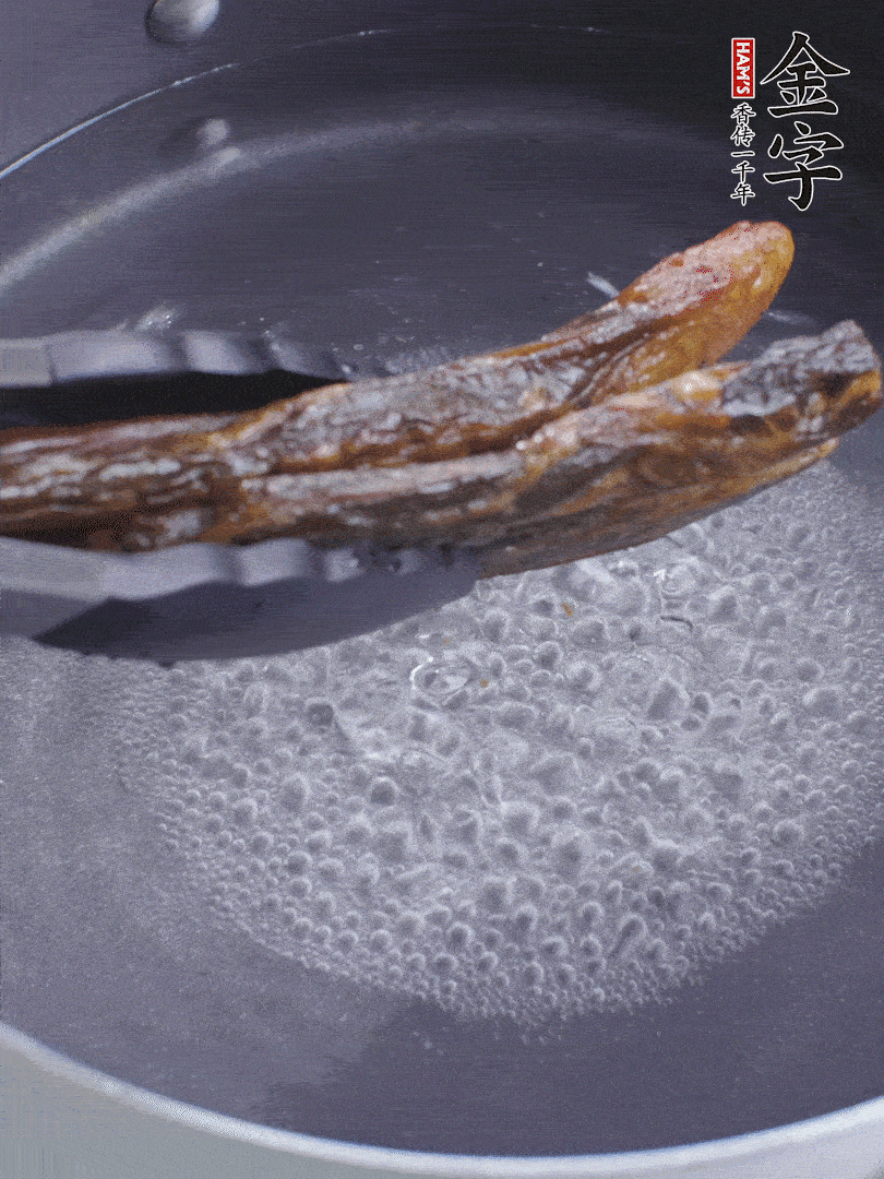 金字醬油肉水煮15分鐘，切薄片。