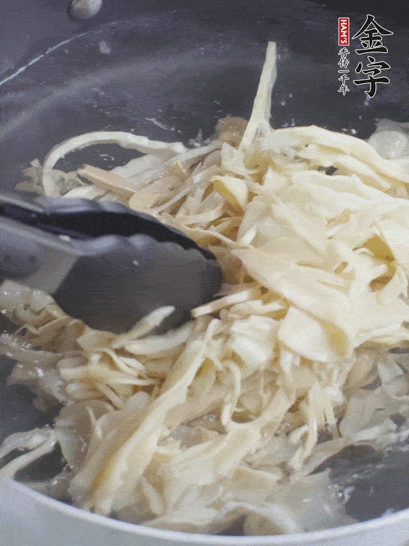 糯米筍焯水1分鐘，過涼水，擠干水份。