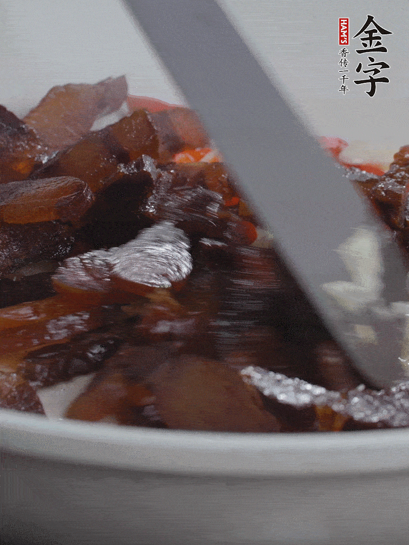 下醬油肉，煸出油脂。