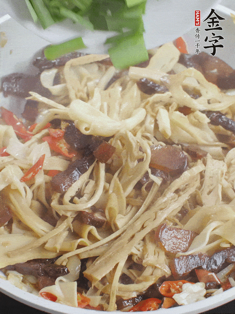 翻炒均勻，下蒜葉。