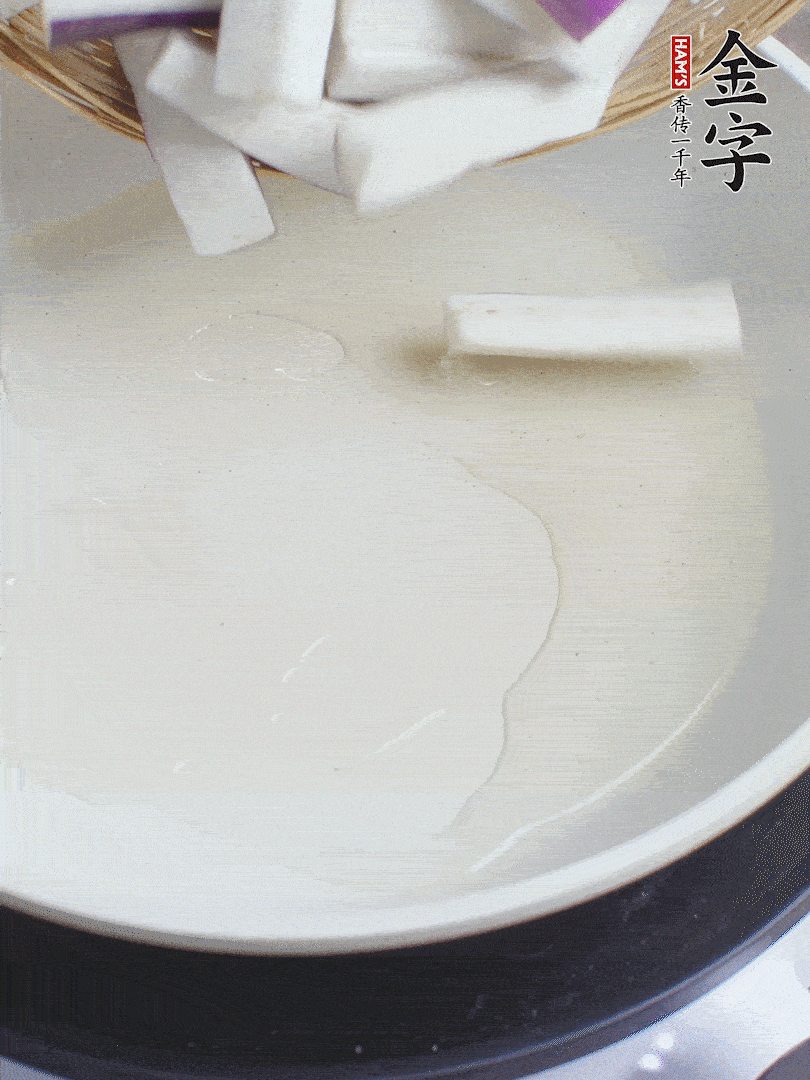 杭茄洗凈去蒂，縱向剖成4份，切成長(zhǎng)10cm左右的段。白洋蔥切絲?？谀⑾磧羧サ舯?。紅椒切菱形片。