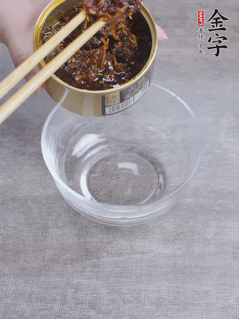 金字火腿大師醬2勺、醬油1勺、白砂糖1/2勺調(diào)勻。