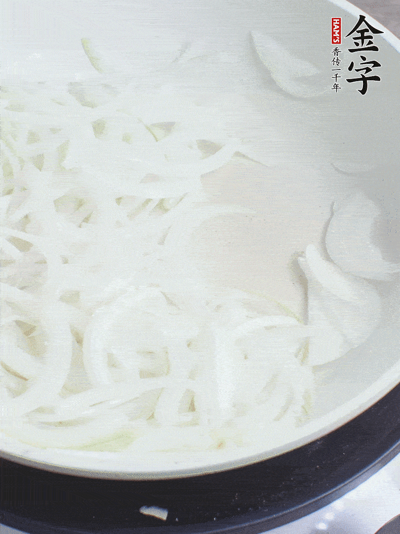 油熱下洋蔥絲、紅椒炒出香味。