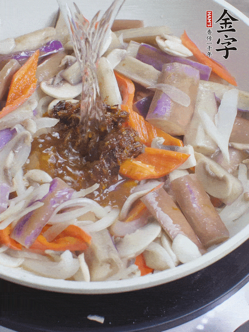 下茄子、口蘑，淋入料汁，加熱水份收干。