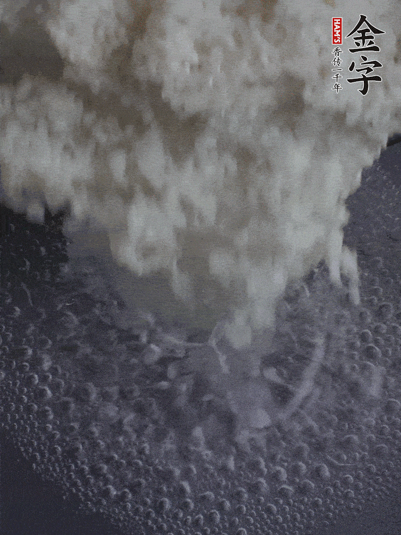 浸泡好的大米，沸水下鍋煮5分鐘，撈出瀝干。