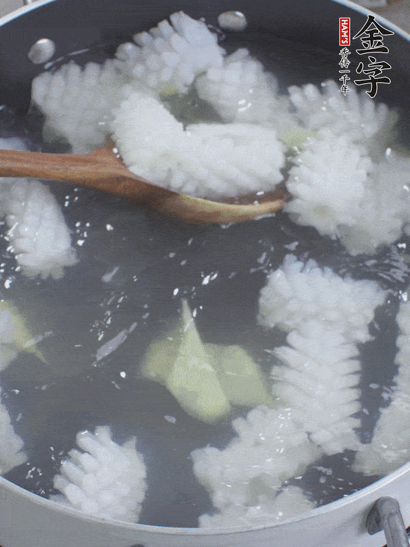 魷魚解凍后，加姜片、料酒汆燙30秒。