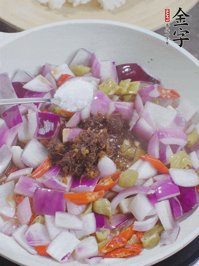 加1大勺金字火腿大師醬、2勺生抽、1勺糖，翻炒。