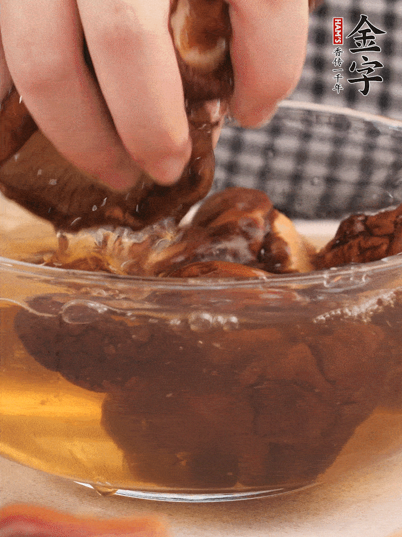 干香菇溫水泡發(fā)，去蒂洗凈切十字。