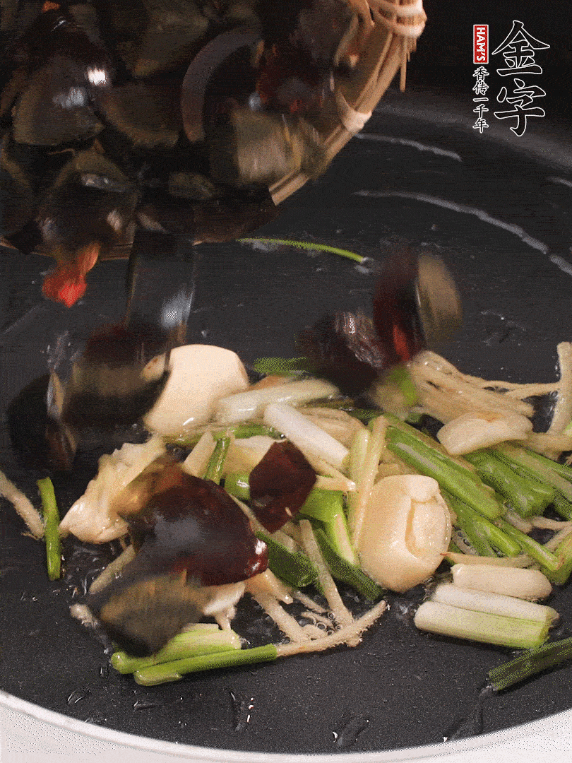 熱油爆香蔥姜，放入皮蛋翻炒至氣泡。