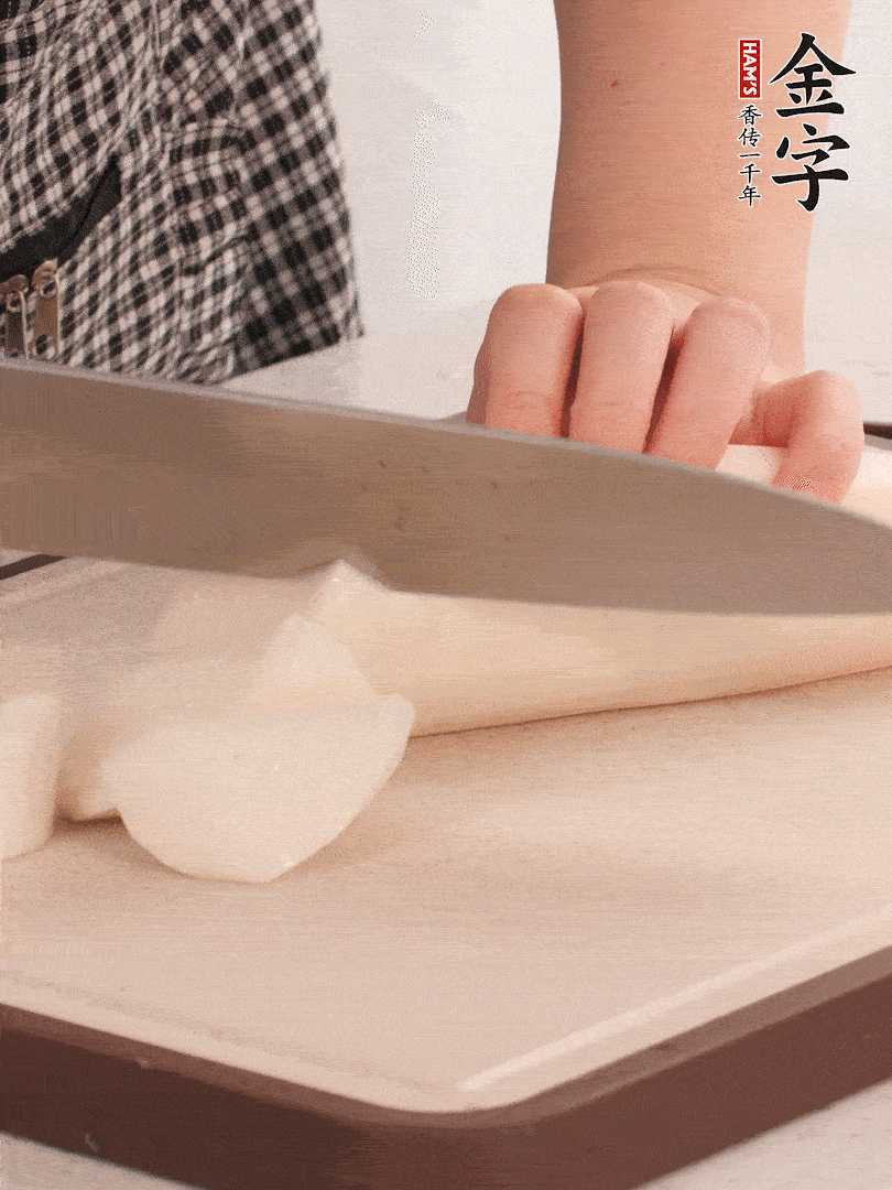 蘿卜切塊，火腿切片。