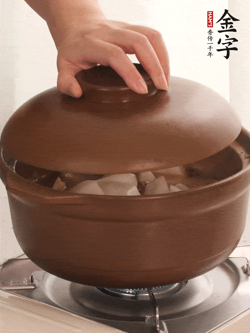 倒沒(méi)過(guò)食材的熱水，大火燒開。蓋上蓋子轉(zhuǎn)中小火，燉15-20分鐘。等蘿卜煮到喜歡的軟爛度就可以關(guān)火。