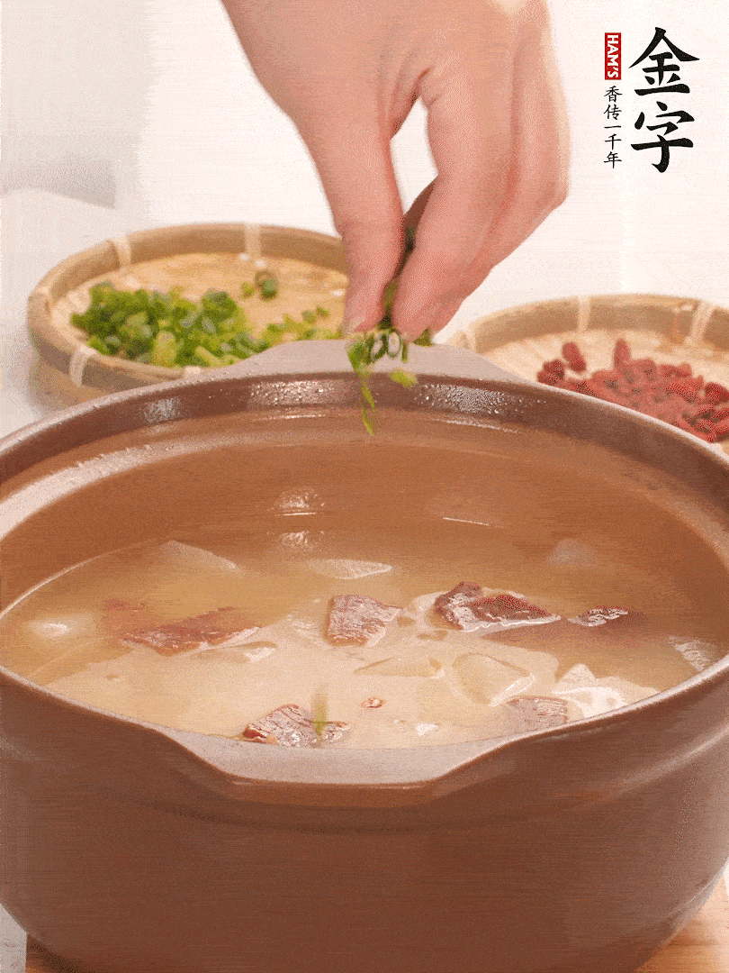 最后點(diǎn)綴點(diǎn)小蔥花、枸杞，增色提味。