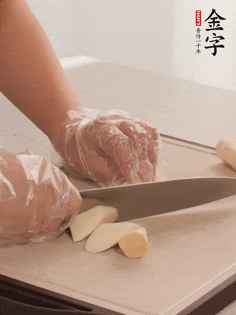 鐵棍山藥洗凈削皮，切斜刀塊。