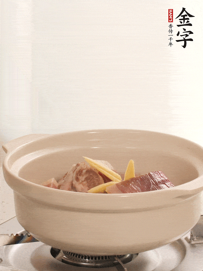 湯鍋放入排骨、火腿、姜，加適量水。煮開(kāi)后轉(zhuǎn)小火燉40分鐘。