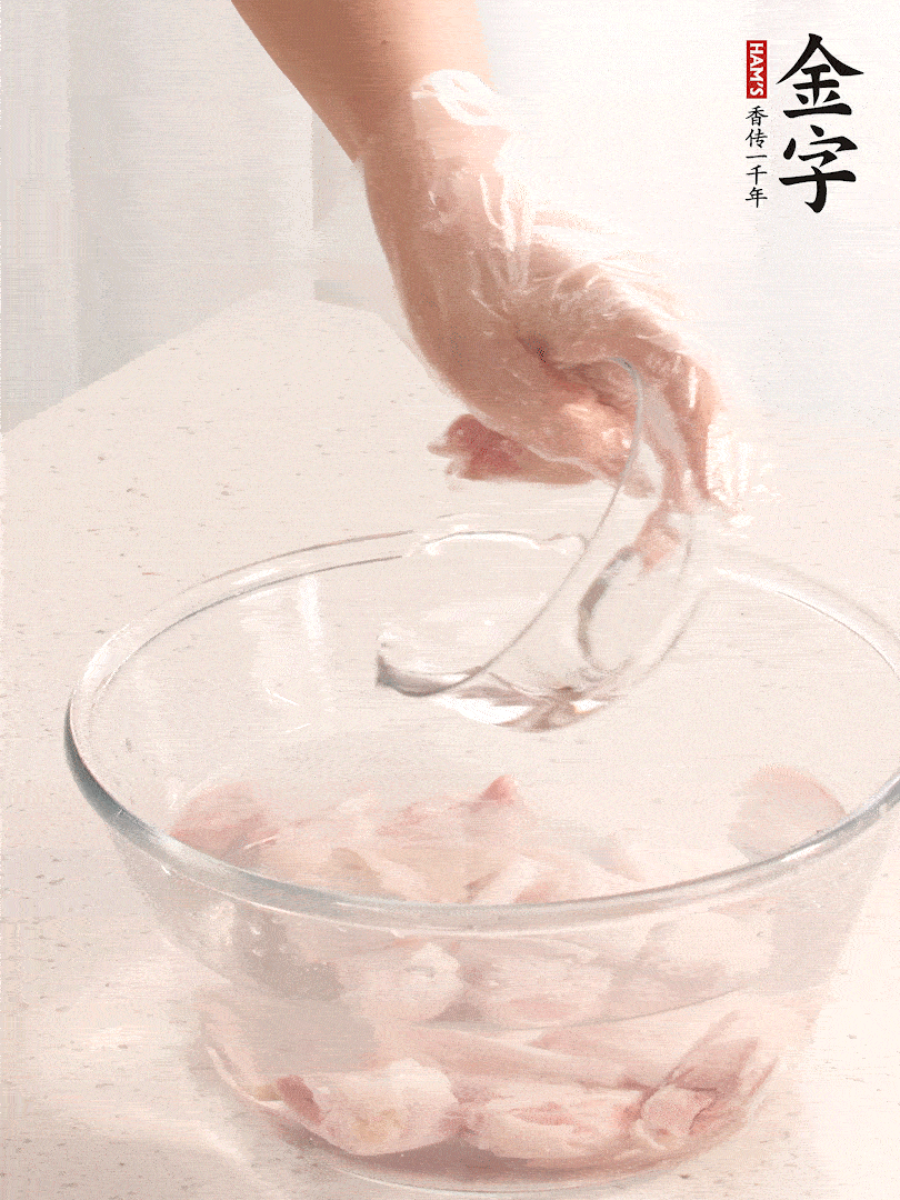 豬蹄除去雜毛、刮去油膩，斬成大塊，冷水浸泡半小時(shí)出血水，冷水下鍋，放入姜片、醋去腥，水燒開大約2分鐘，撈出。（白醋能夠讓豬蹄更白凈）