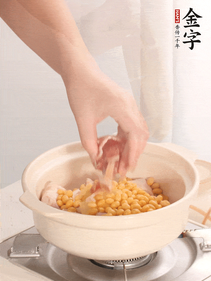 湯鍋放入豬蹄、姜片，加入黃豆、火腿，倒入足量的清水、適量料酒。